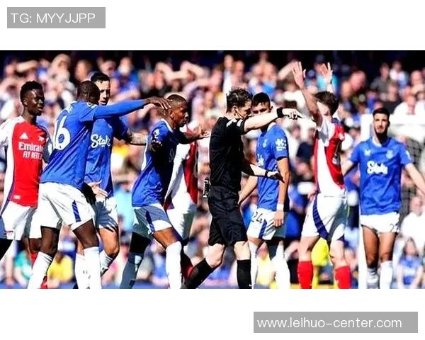 世界杯激战阿森纳与拜仁握手言和帽子戏法引发争议判罚热议